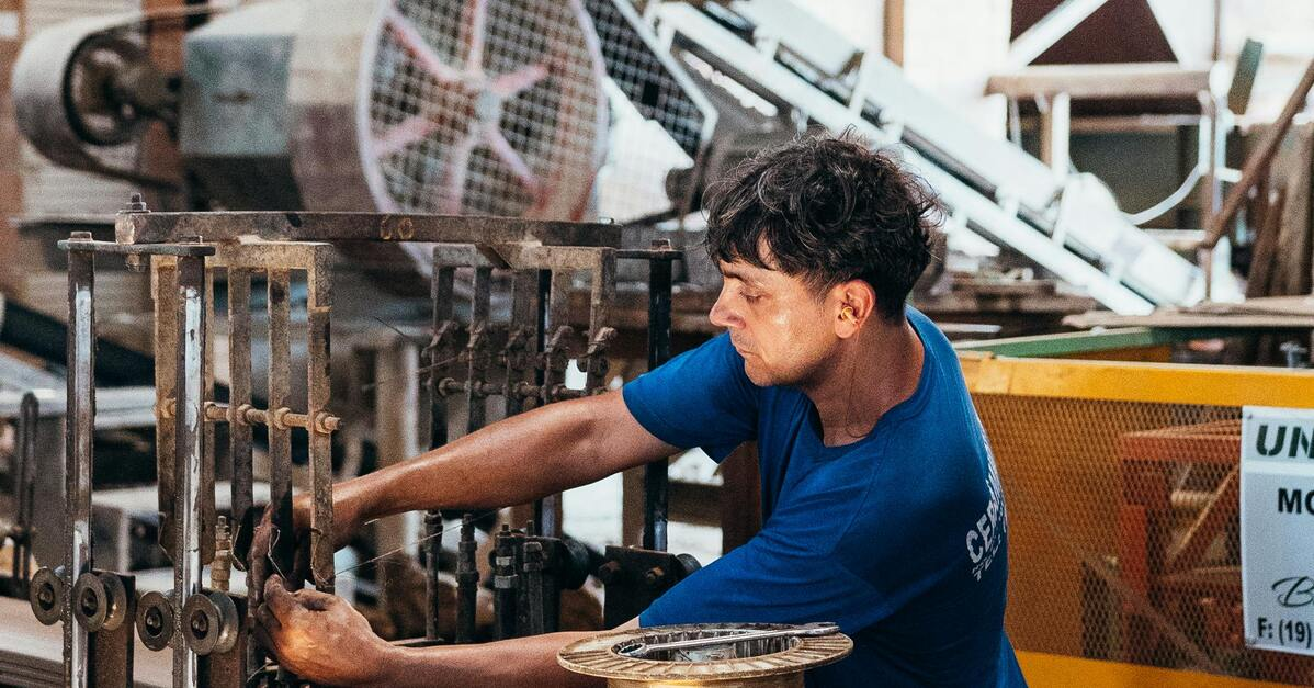 Een monteur aan het werk op de werkvloer